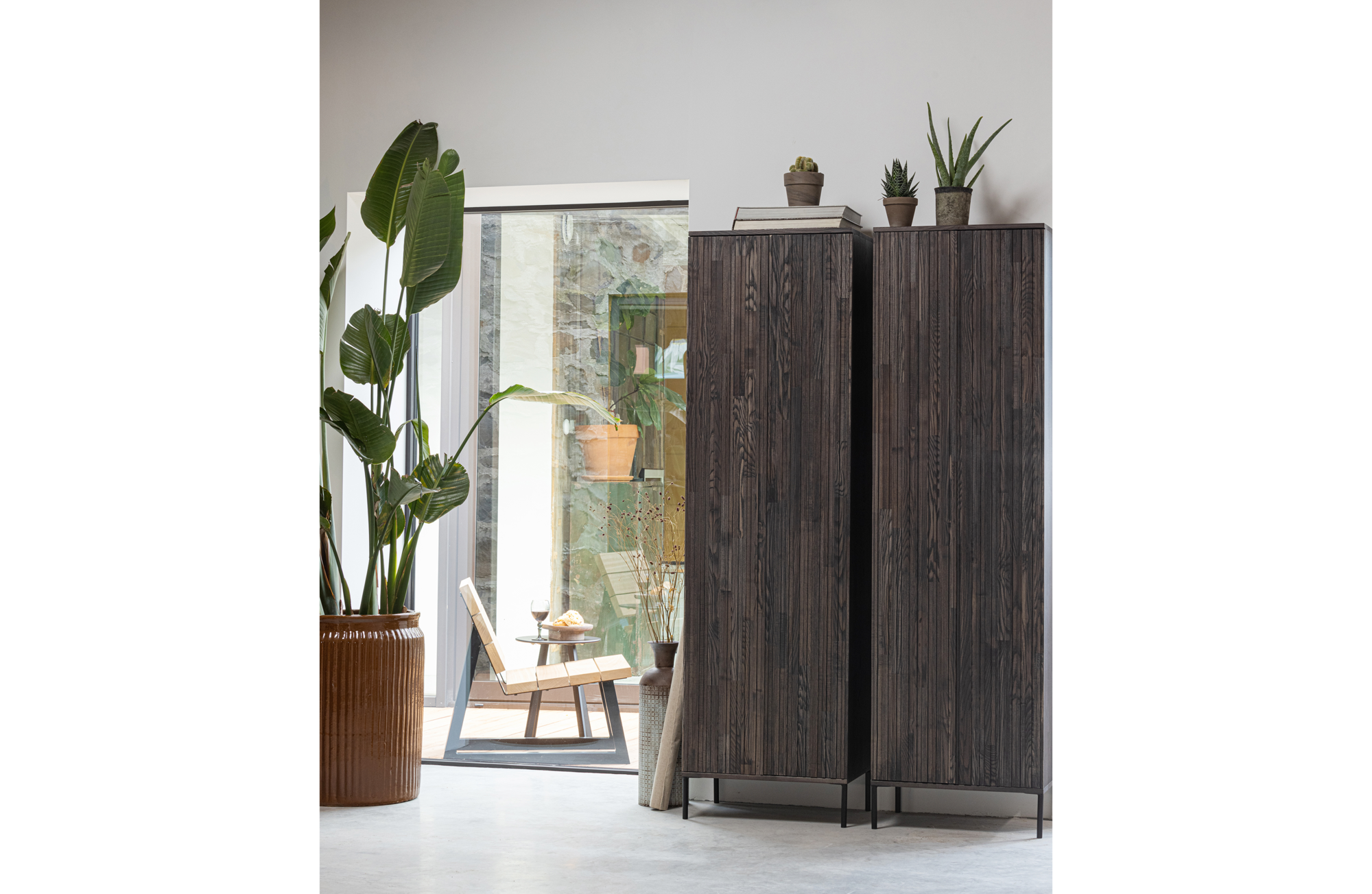 WOOOD hoge kast New Gravure met lade - essen espresso Hoge kast New Gravure met Lade - Essen Espresso