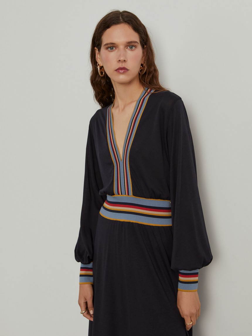 Vestido malha às riscas manga comprida