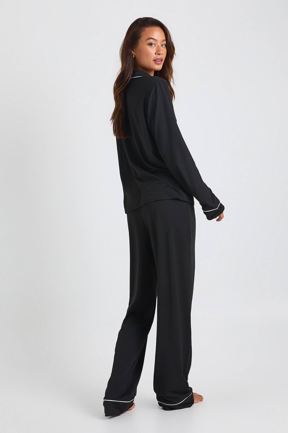 boohoo Ensemble De Pyjama Tall Chemise À Manches Longues Et Pantalon En Jersey Avec Détail Passepoil