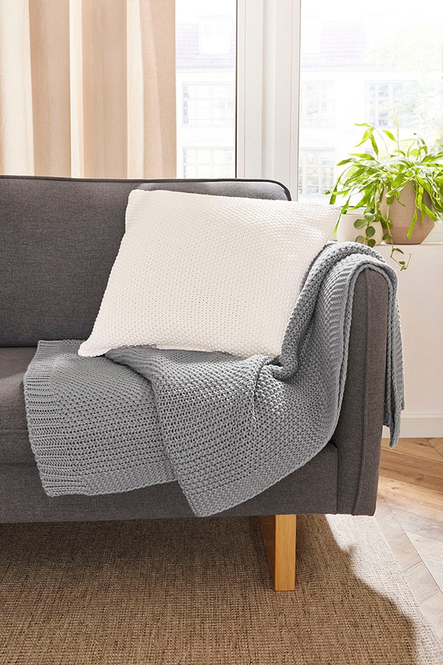 Primera Tagesdecke »Kuscheldecke Boho« mit trendigen Bommeln