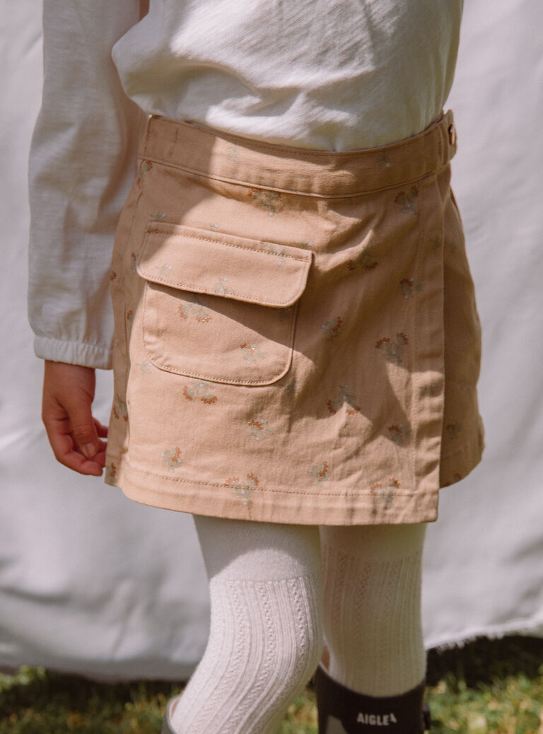 Jupe-short beige à imprimé fleuri pailleté