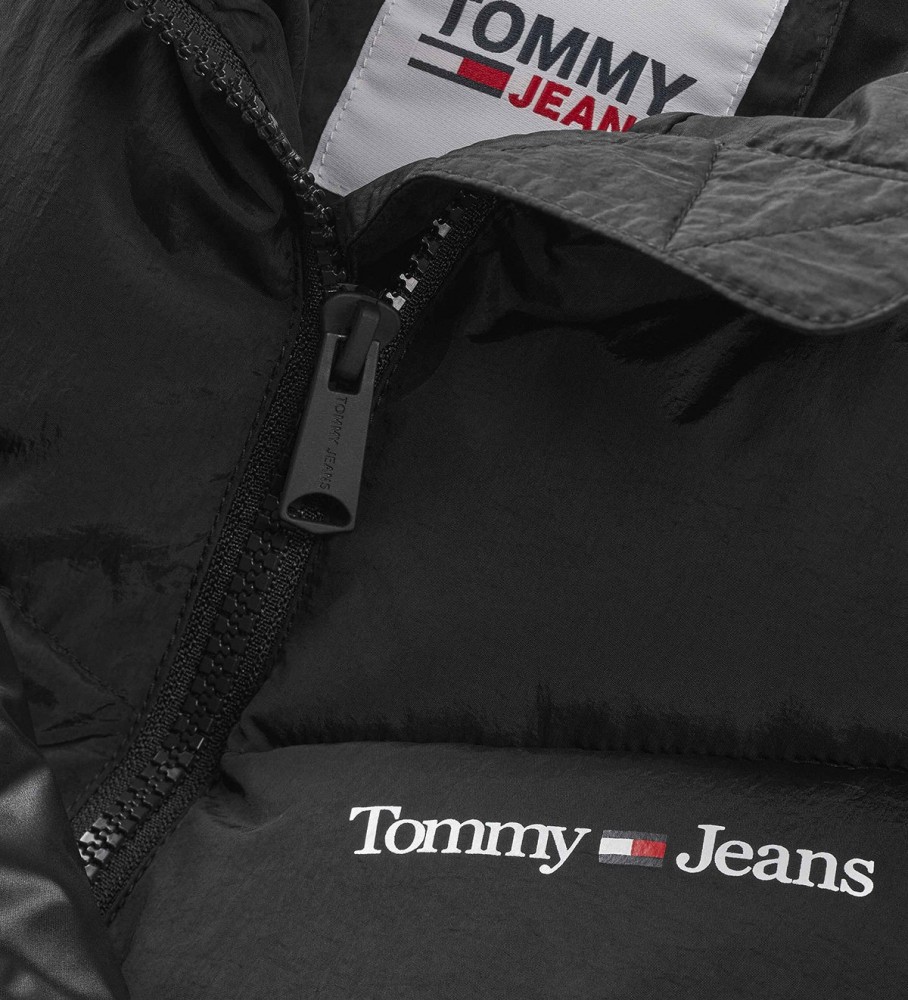 Jaqueta puffer Tommy Jeans com blocos de cores, preta
