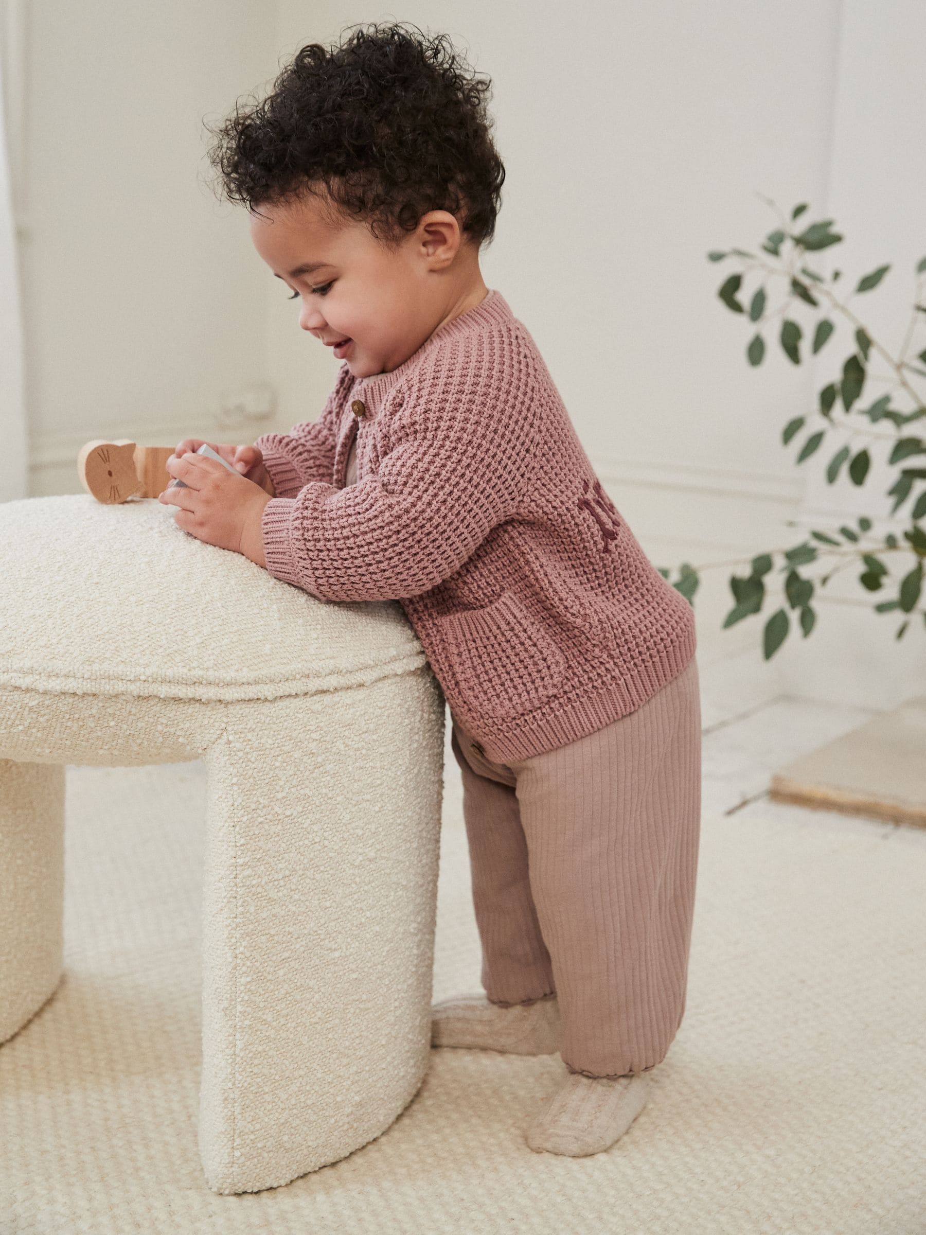 Roze - Gebreid babyvestje met geborduurde slogan op de rug (0mnd-2jr)