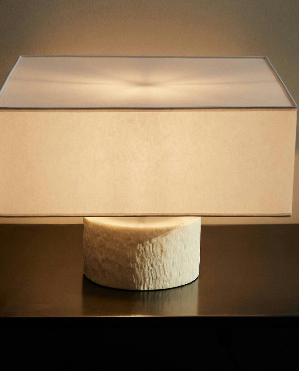 LUMINÁRIA COM BASE DE MÁRMORE X STUDIO NICHOLSON