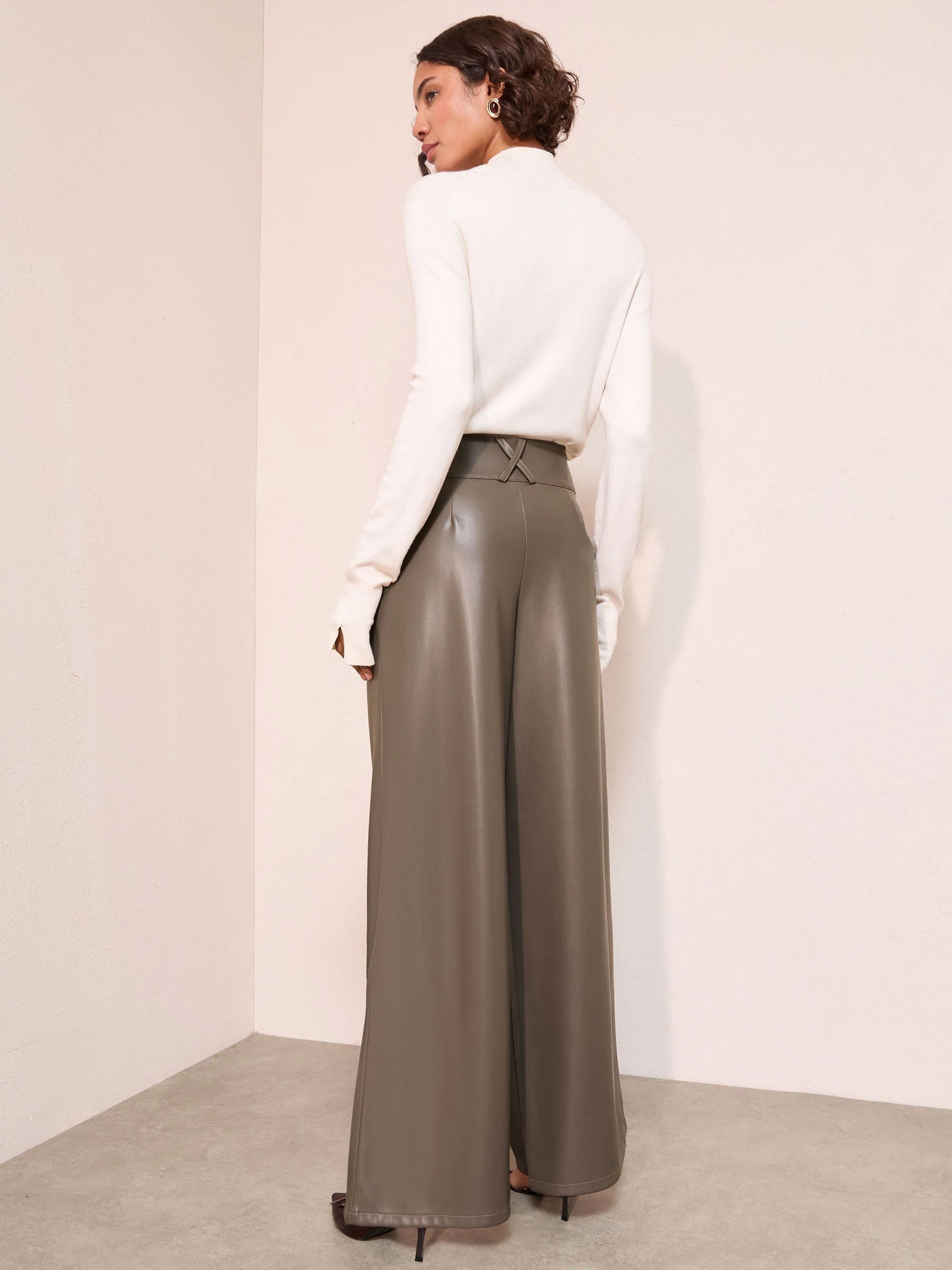 Chocoladebruin - Friends Like These Faux Leather Pleated Wide Leg Trousers