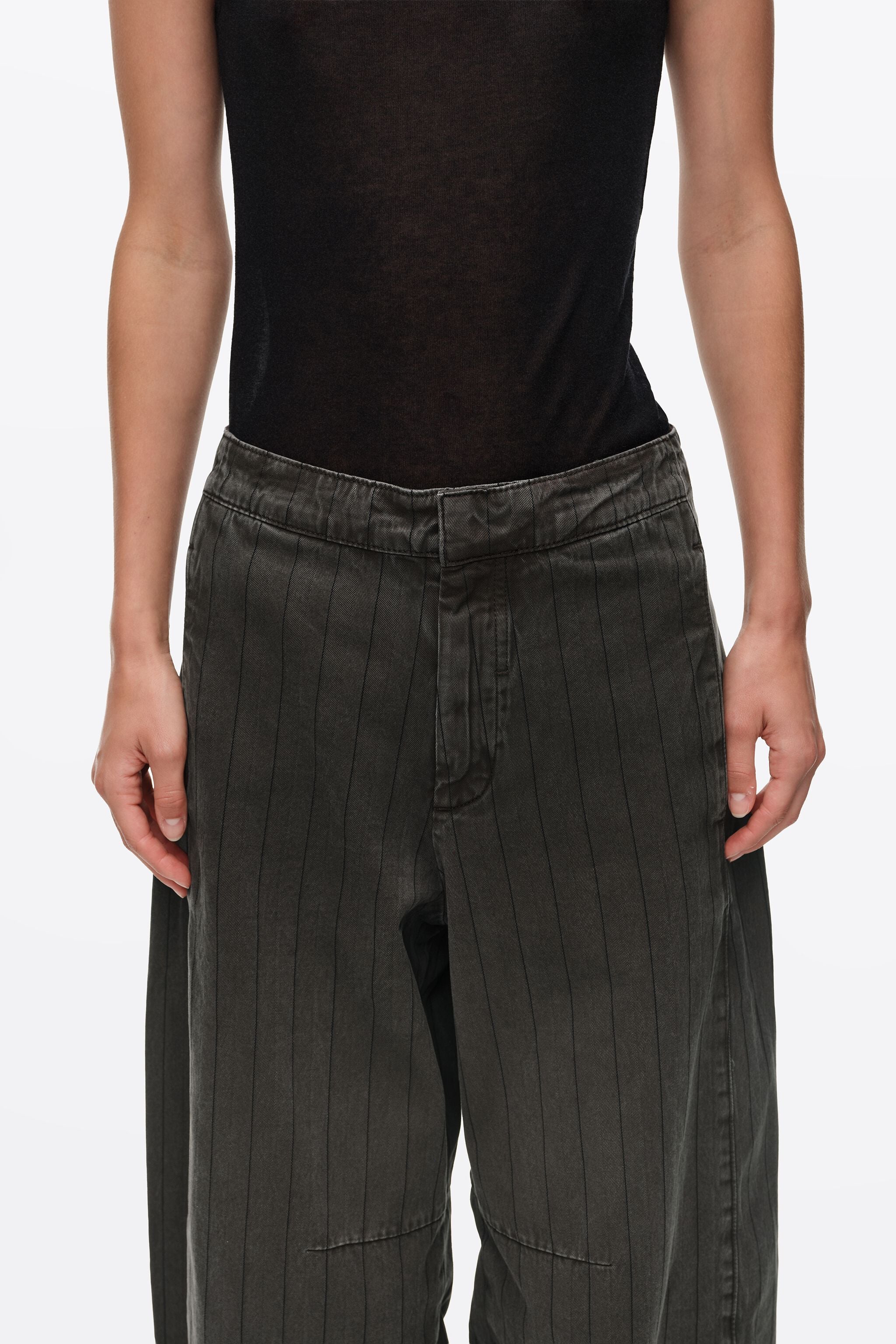 Calça jeans marrom desbotada com listras nas pernas