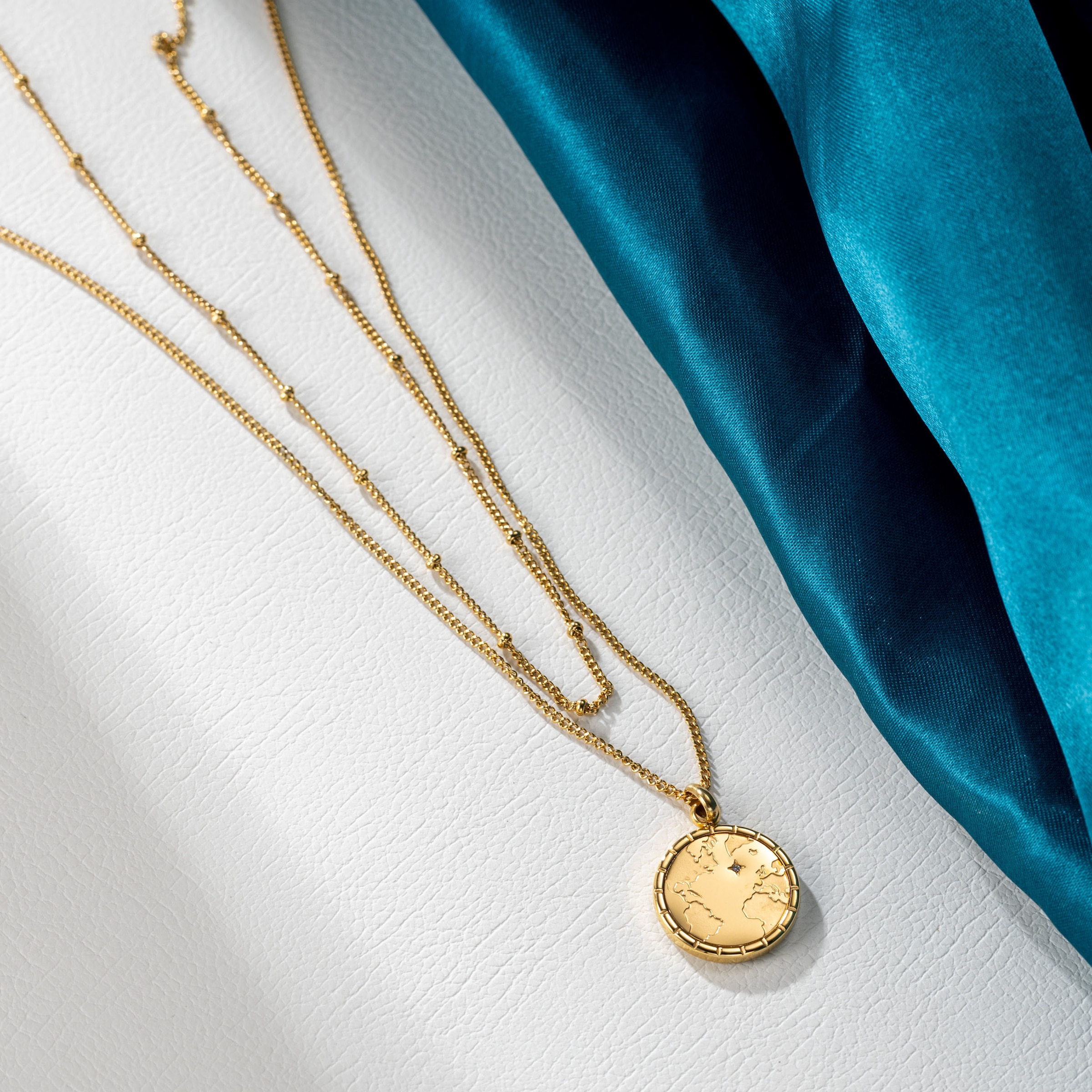 Firetti Kette mit Anhänger »Schmuck Geschenk Edelstahl Halsschmuck Halskette Planet Earth Welt« mit Zirkonia (synth.)
