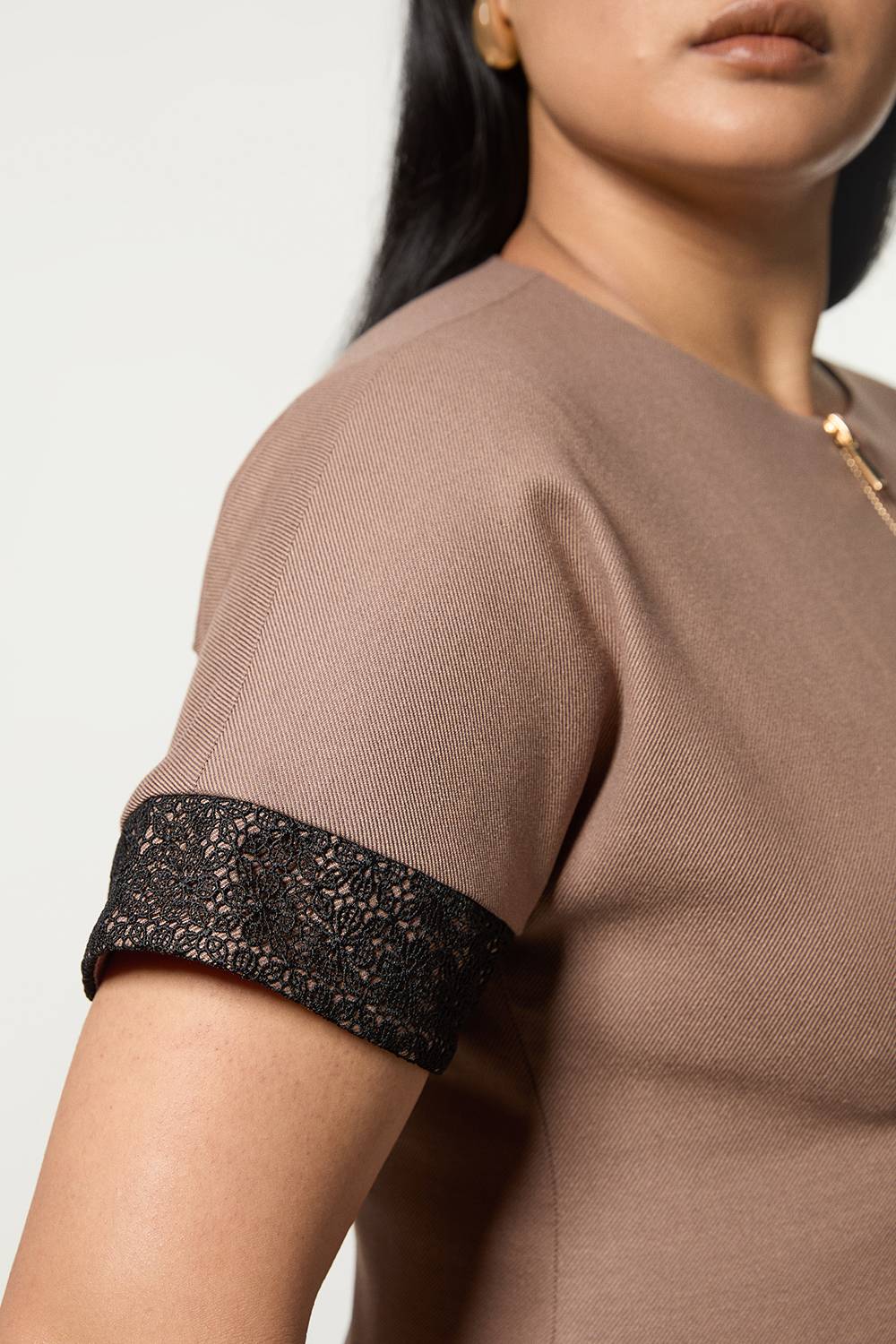 KarenMillen Robe mini grande taille sur mesure en sergé et mélange de dentelle à zip frontal