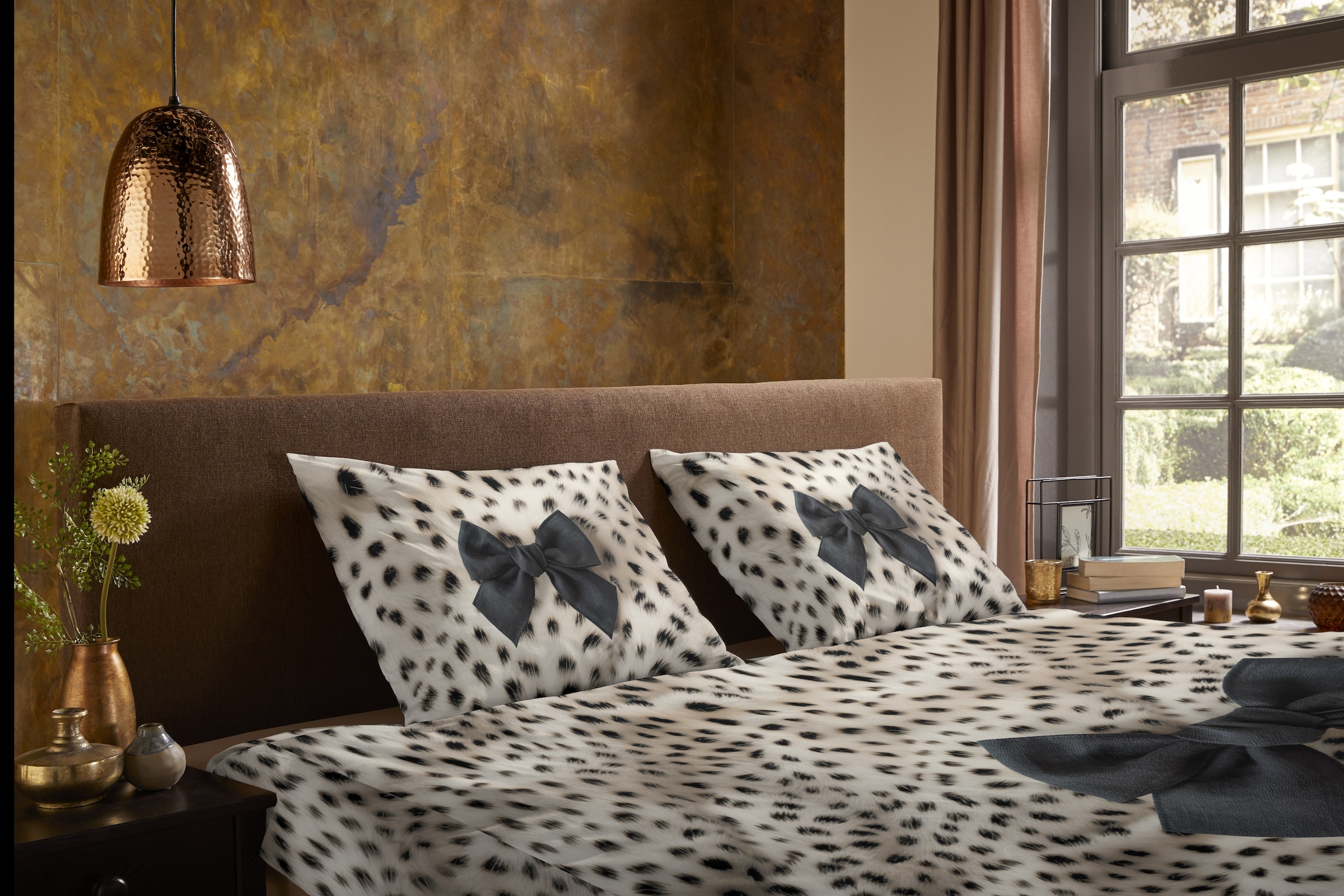 PURE luxury collection Wendebettwäsche »Ragna« 2 Stk. tlg. Mikrofaser, Pflegeleicht, Reissverschluss, Wendeoptik, Schleife leopard