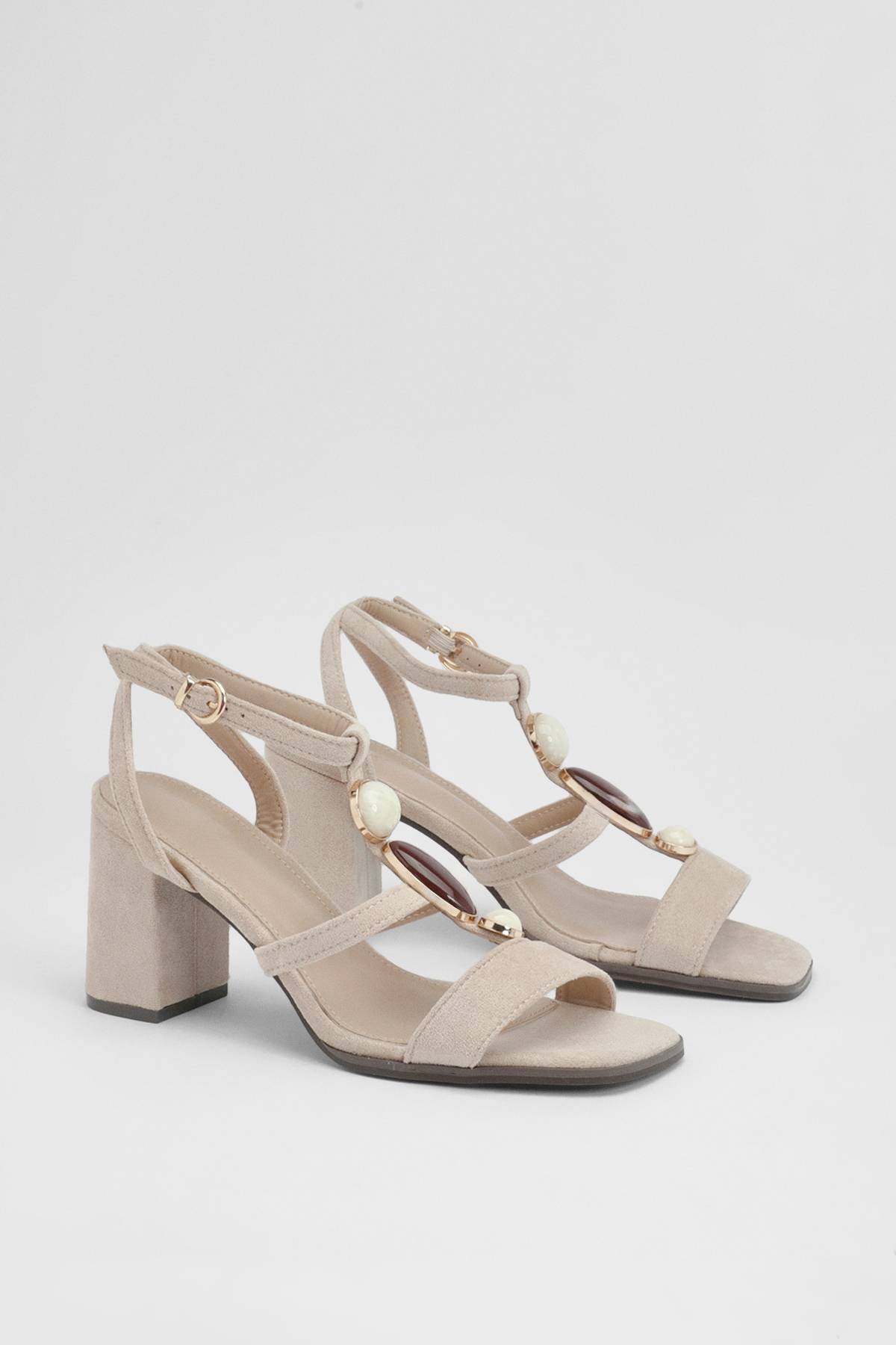 boohoo Sandales À Talons Bloc Bas Avec Détails De Perles Et Brides