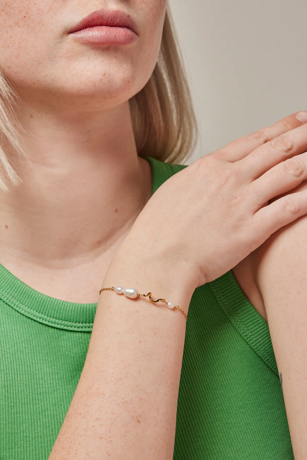 ENAMEL Copenhagen  Pearlie Twist armbånd - forgyldt