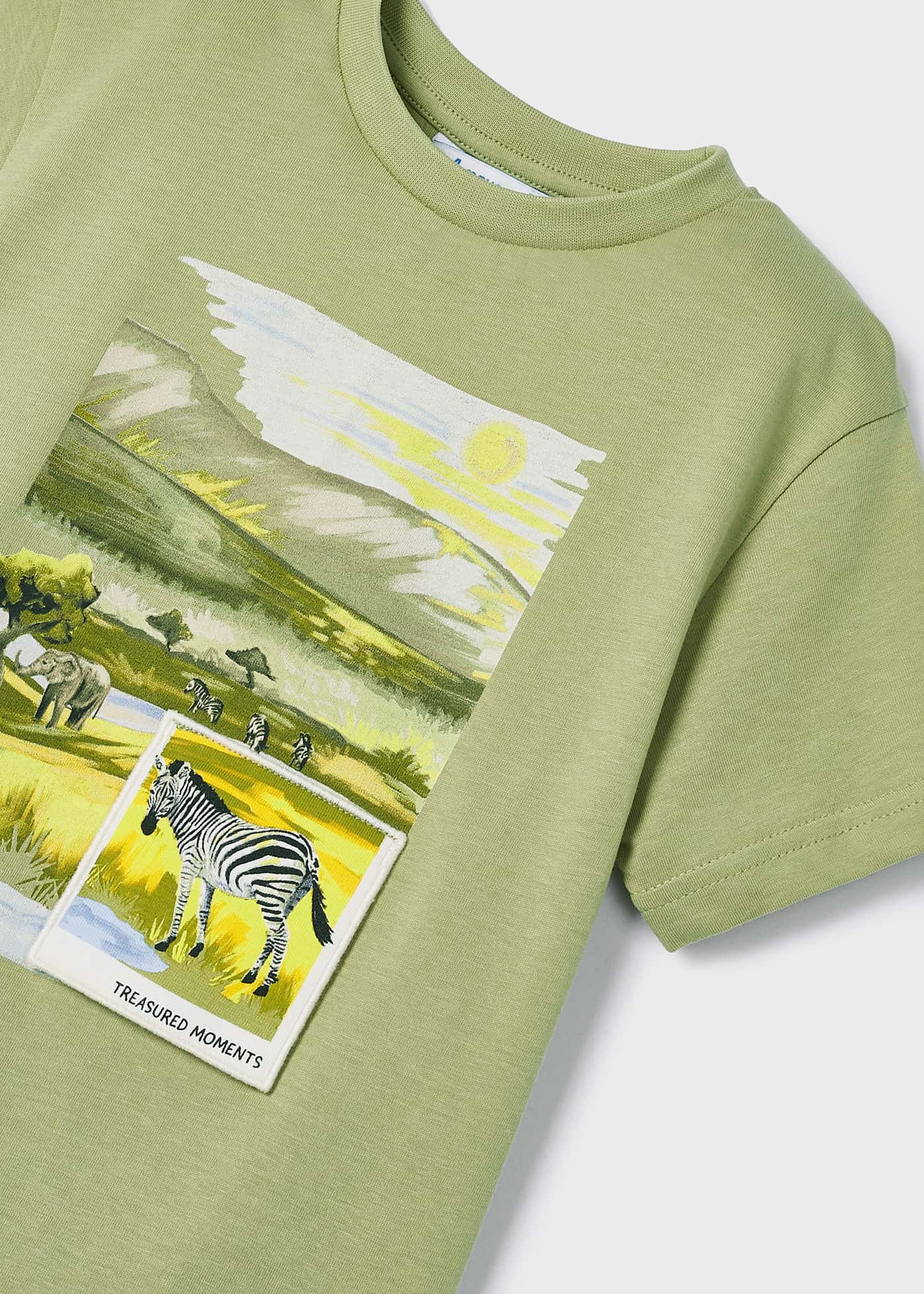 Camiseta infantil com estampa interativa, feita de algodão sustentável.