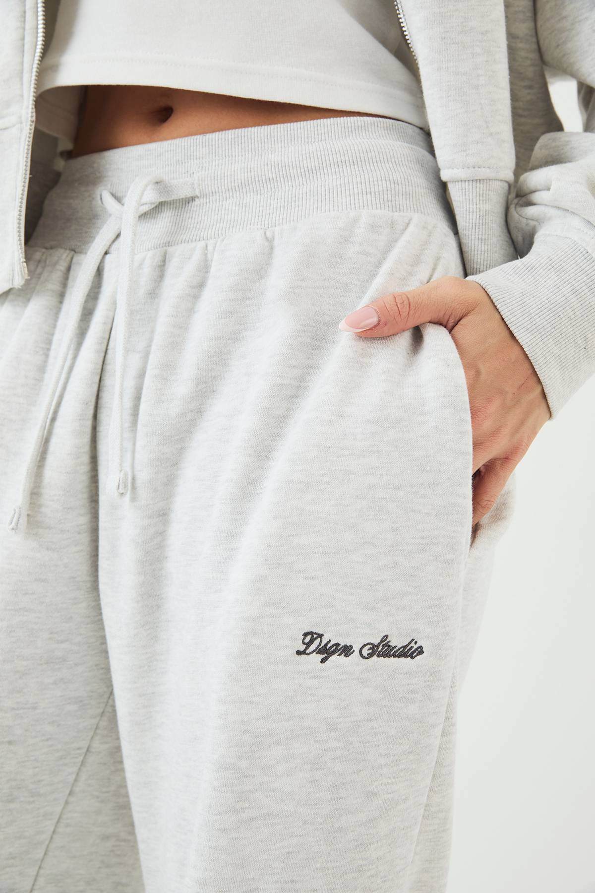 Survêtement à Casynthétiqueche Brodé Script DSGN Studio