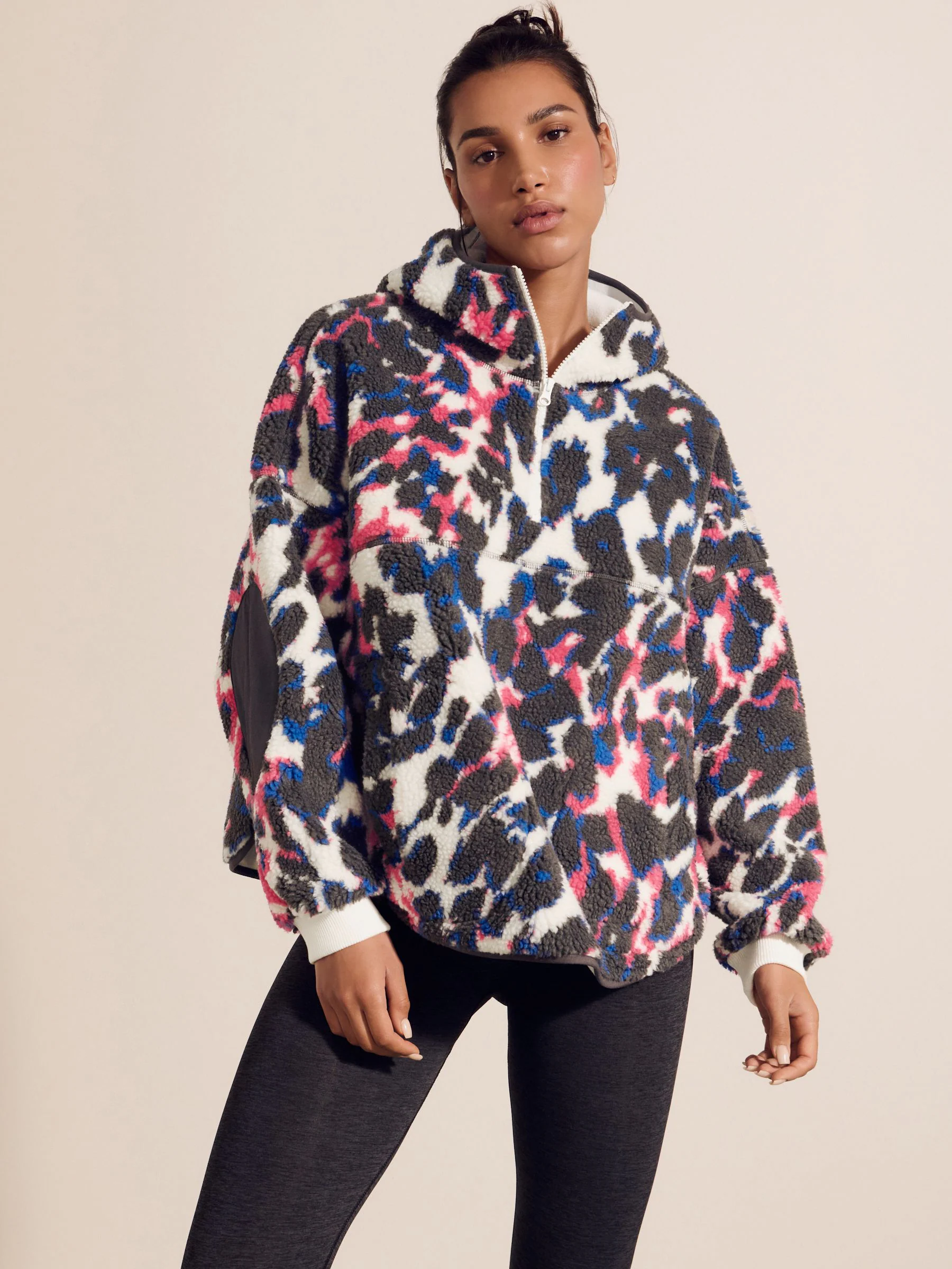 Met verschillende dierenprints - Borg fleece jack met elleboogpatch en capuchon