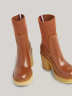 Botas de cano alto com sola de crepe de couro