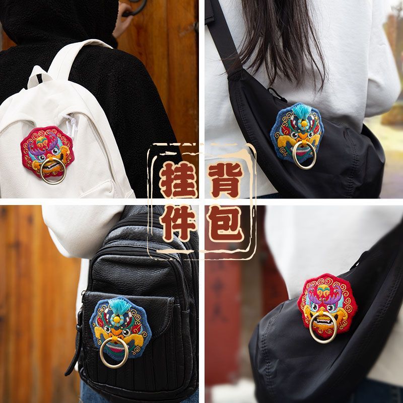 Embroidery Kingdom - DIY borduurpakket met leeuwenamulet