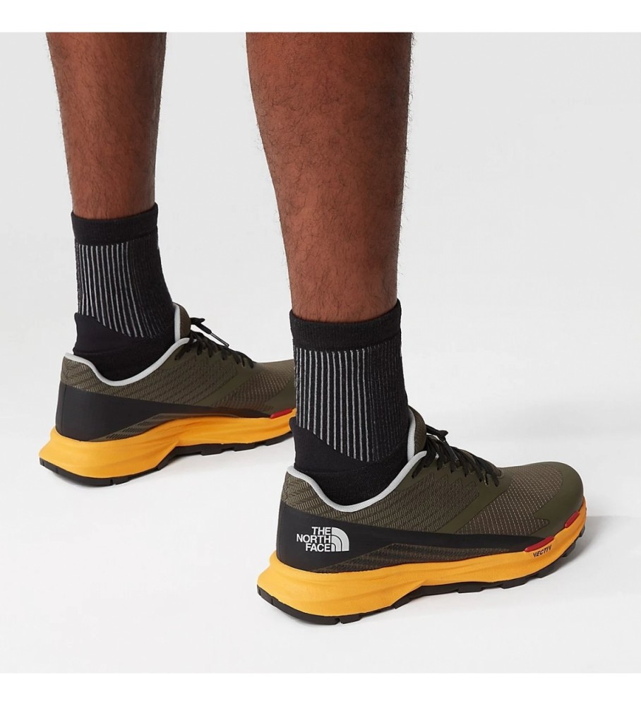 Tênis The North Face Vectic Levitum, preto e laranja.