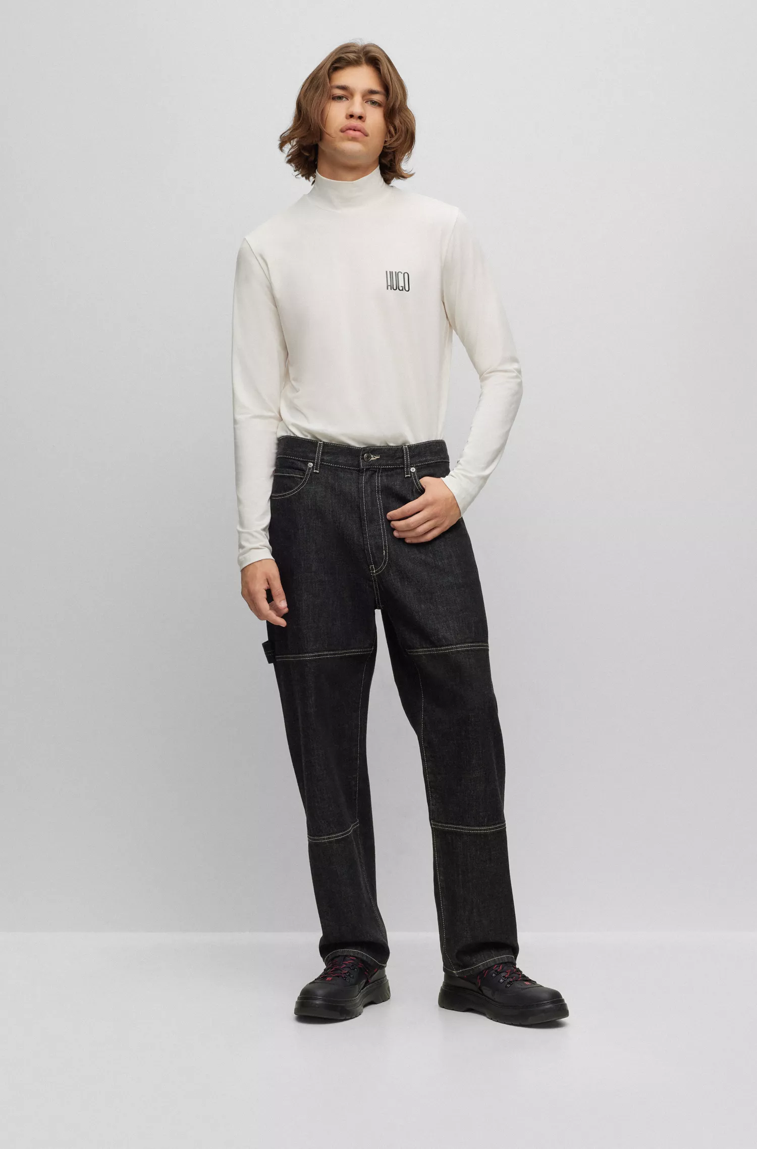 Camiseta HUGO vermelha de gola alta e corte justo com o logotipo da nova coleção.