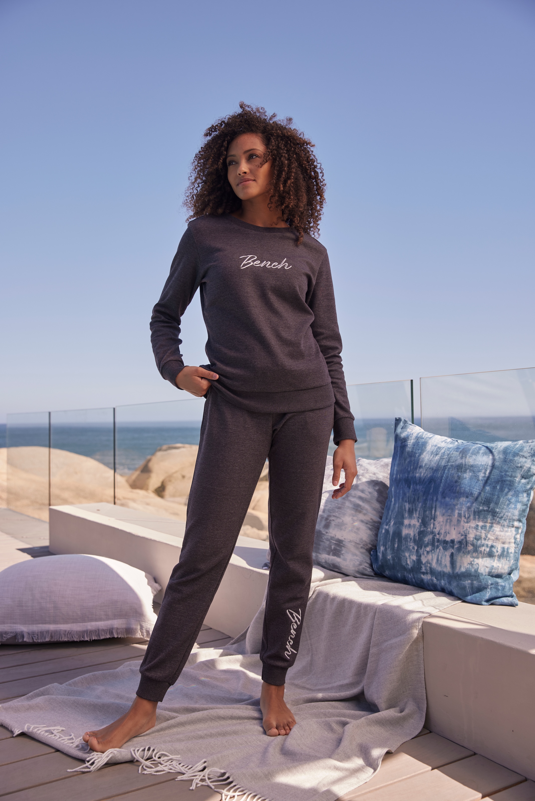 Bench. Loungewear Sweatshirt , mit glänzender Logostickerei, Loungewear