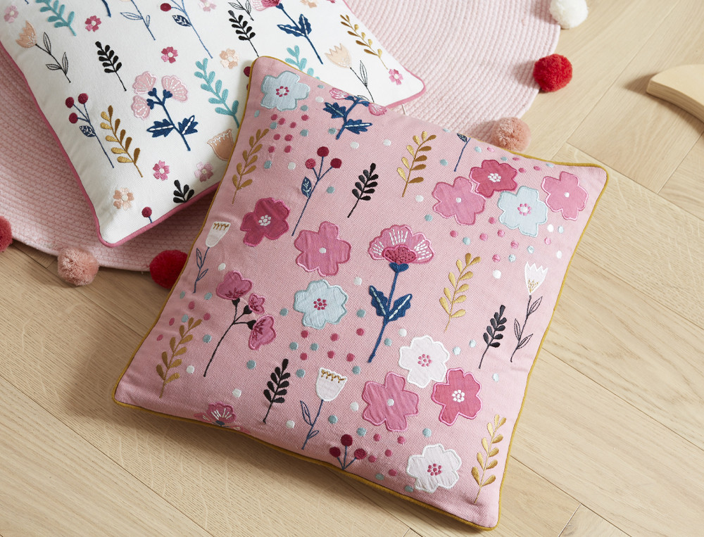 Coussin brodé fond rose-Forêt enchantée