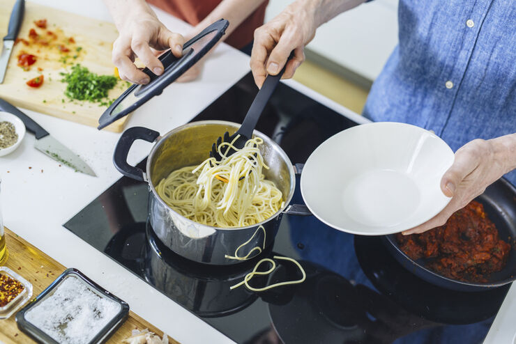 Fiskars PASTASKE Sort