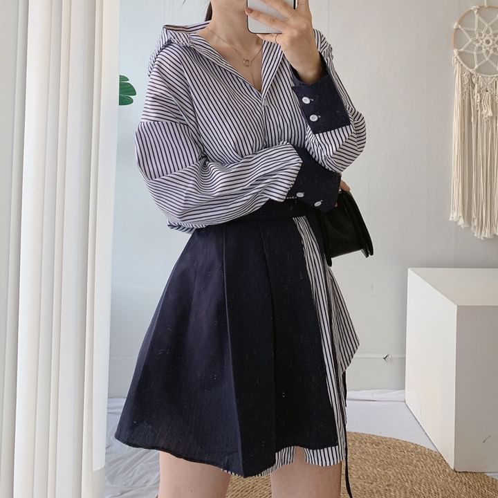 Auboi - Set: Lange mouwen, kraag, gestreepte mini-jurk met losse blouse + effen geplooide mini-overlayrok