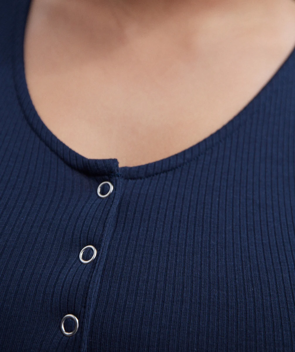 T-SHIRT FILLE EN COTON BIO BLEU MARINE CÔTELÉ ET PRESSIONNÉ