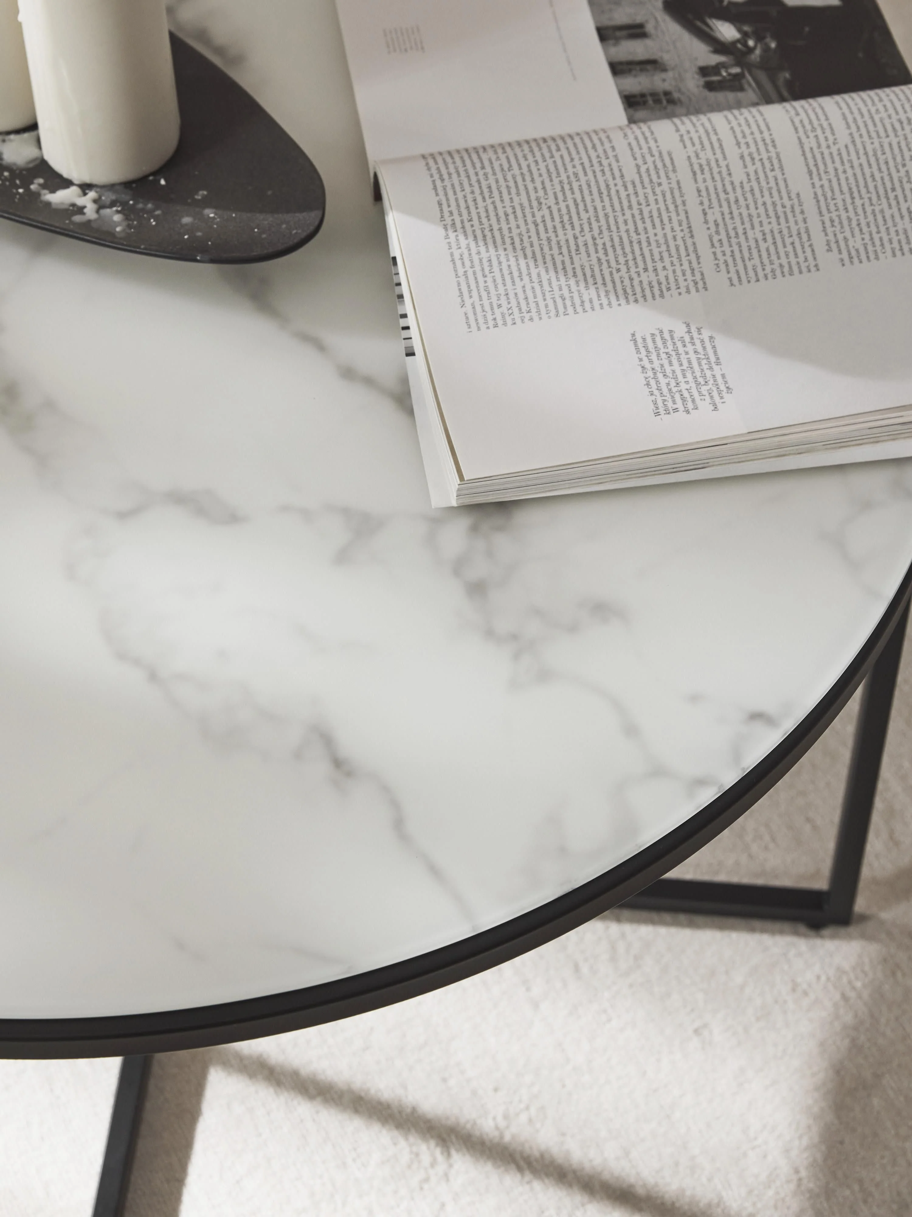Ronde salontafel Antigua met glazen tafelblad in marmerlook
