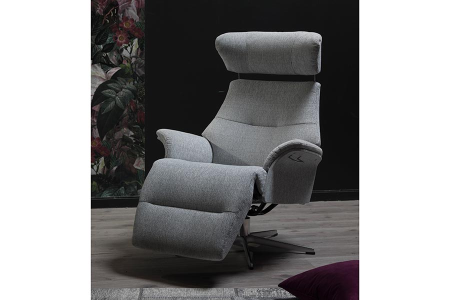 Air lenestol Stol med integrert fothviler. Tekstil Cortina 75 silver. Helkledde sider. Fot i aluminium med svingretur.