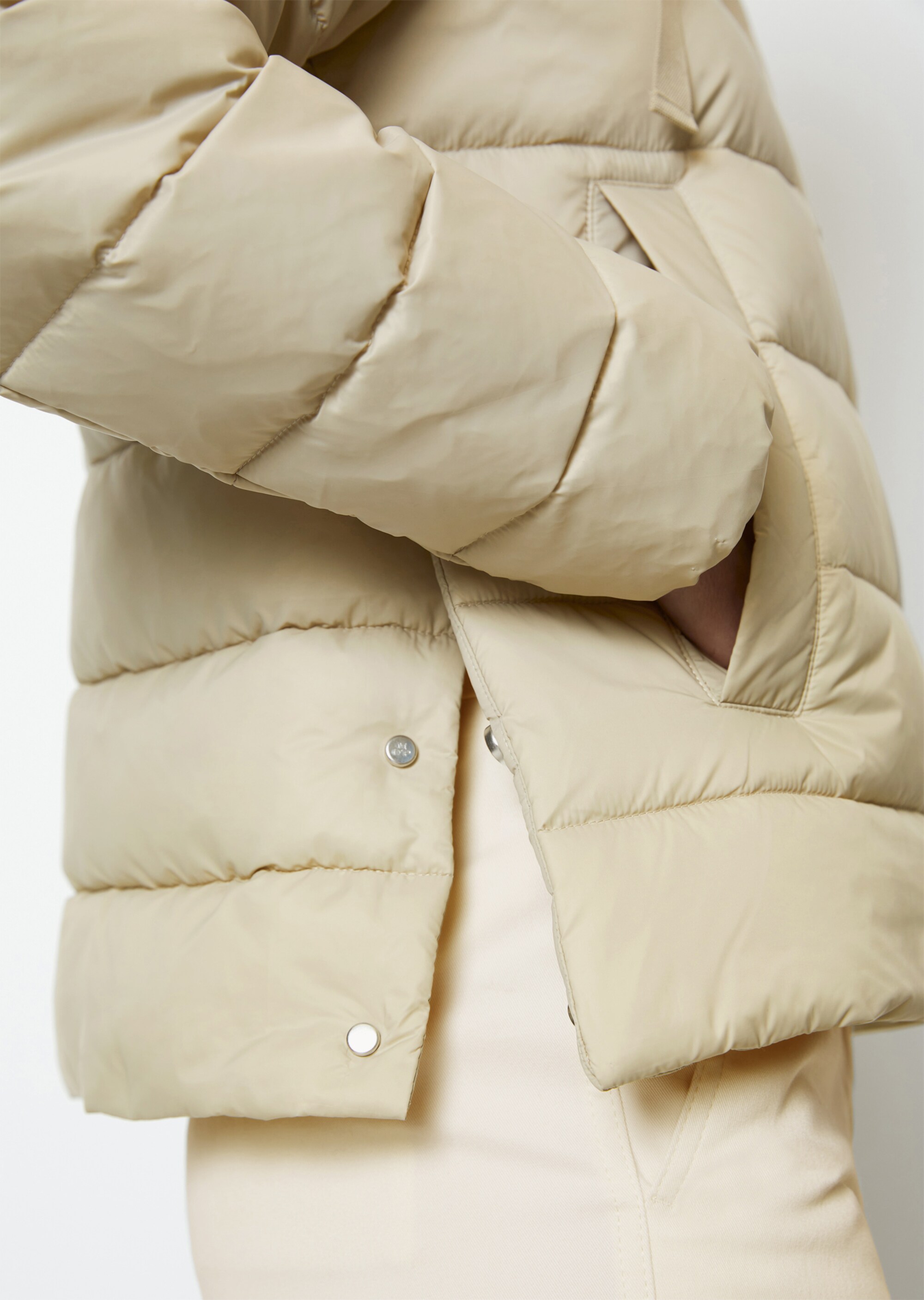 Leichte Kapuzen-Steppjacke regularaus recycelten Materialien