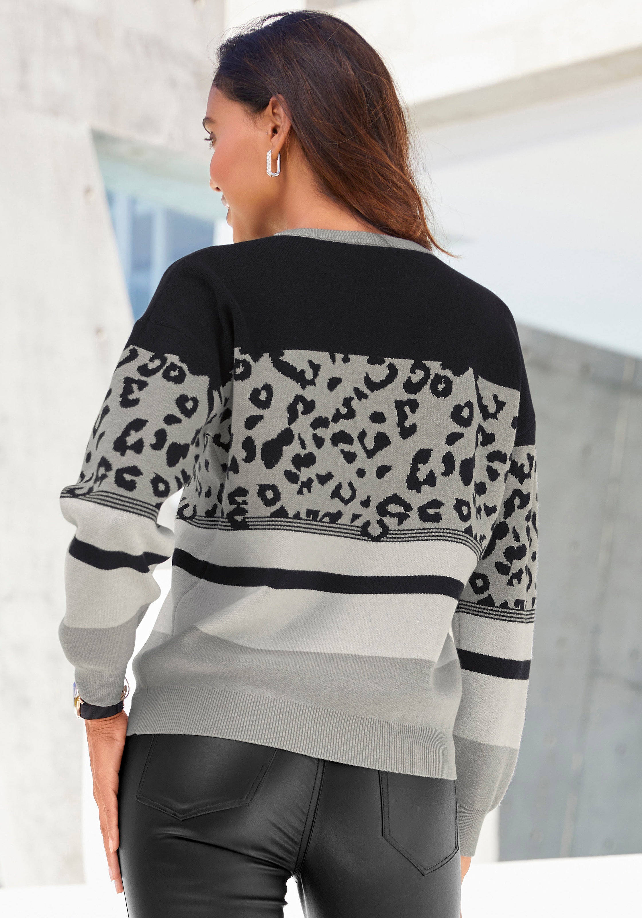 LASCANA Rundhalspullover , mit Leomuster, lockerer Strickpullover mit modischem Mustermix