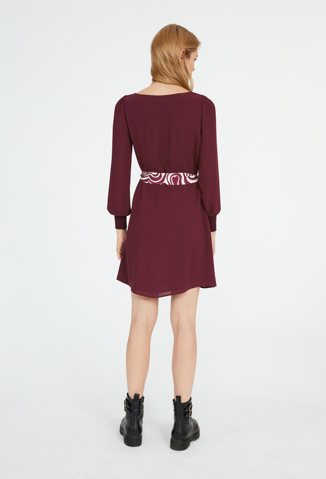 Robe courte ceinturee imprime c&oelig;ur