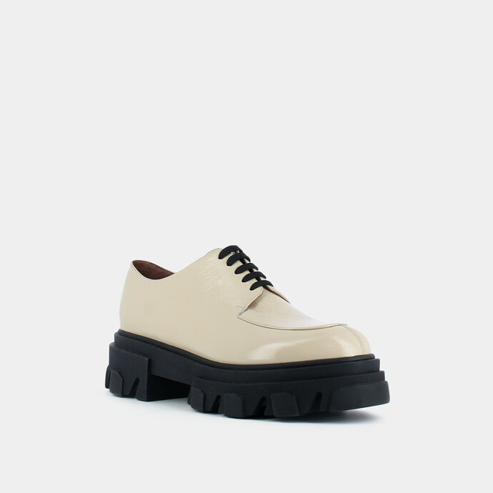 Derbies à semelles crantées  en cuir vernis beige