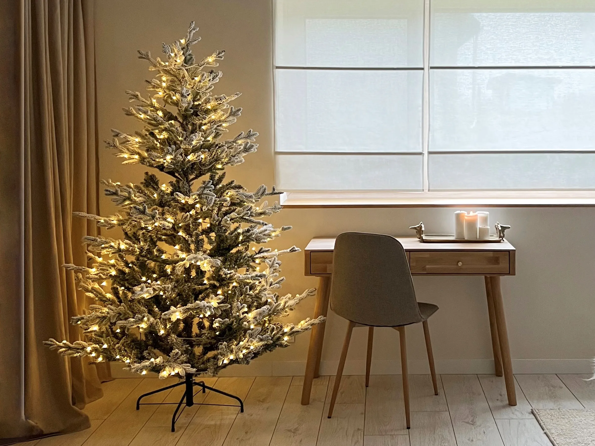 Besneeuwde kunstkerstboom LED BRISCO 180 cm Wit