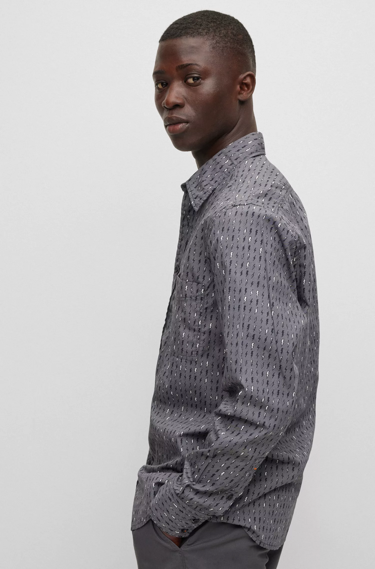 Camisa BOSS laranja, corte regular, em popeline de algodão estampado.