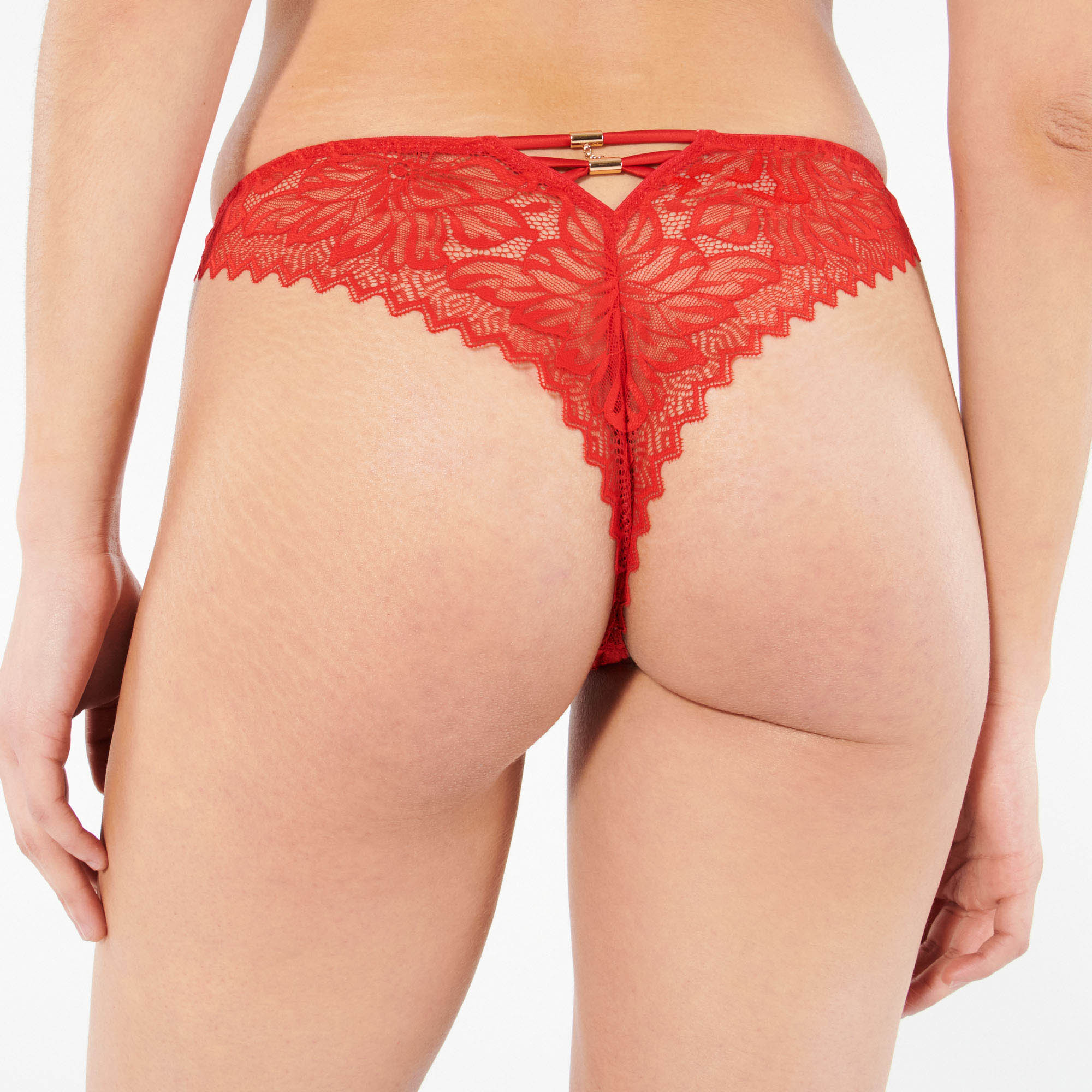 Tanga en dentelle florale
