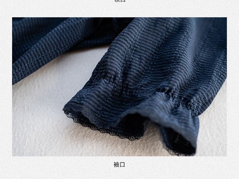 Jeonseon - Blouse met 3/4-mouwen, V-hals, gestreepte kanten rand en gerimpelde knoopjes