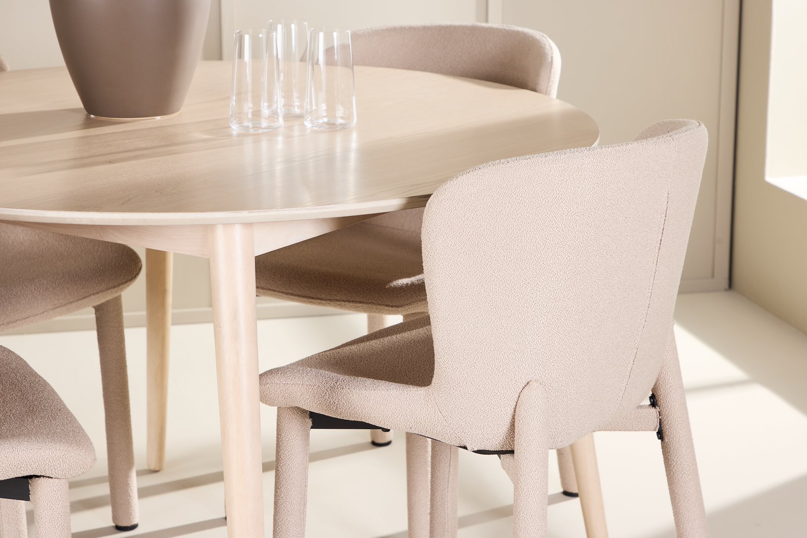 Flora og Astoria Spisegruppe Flora rundt spisebord ø120cm i hvitlasert med 4 stk. Astoria spisestoler i Beige bouclé.