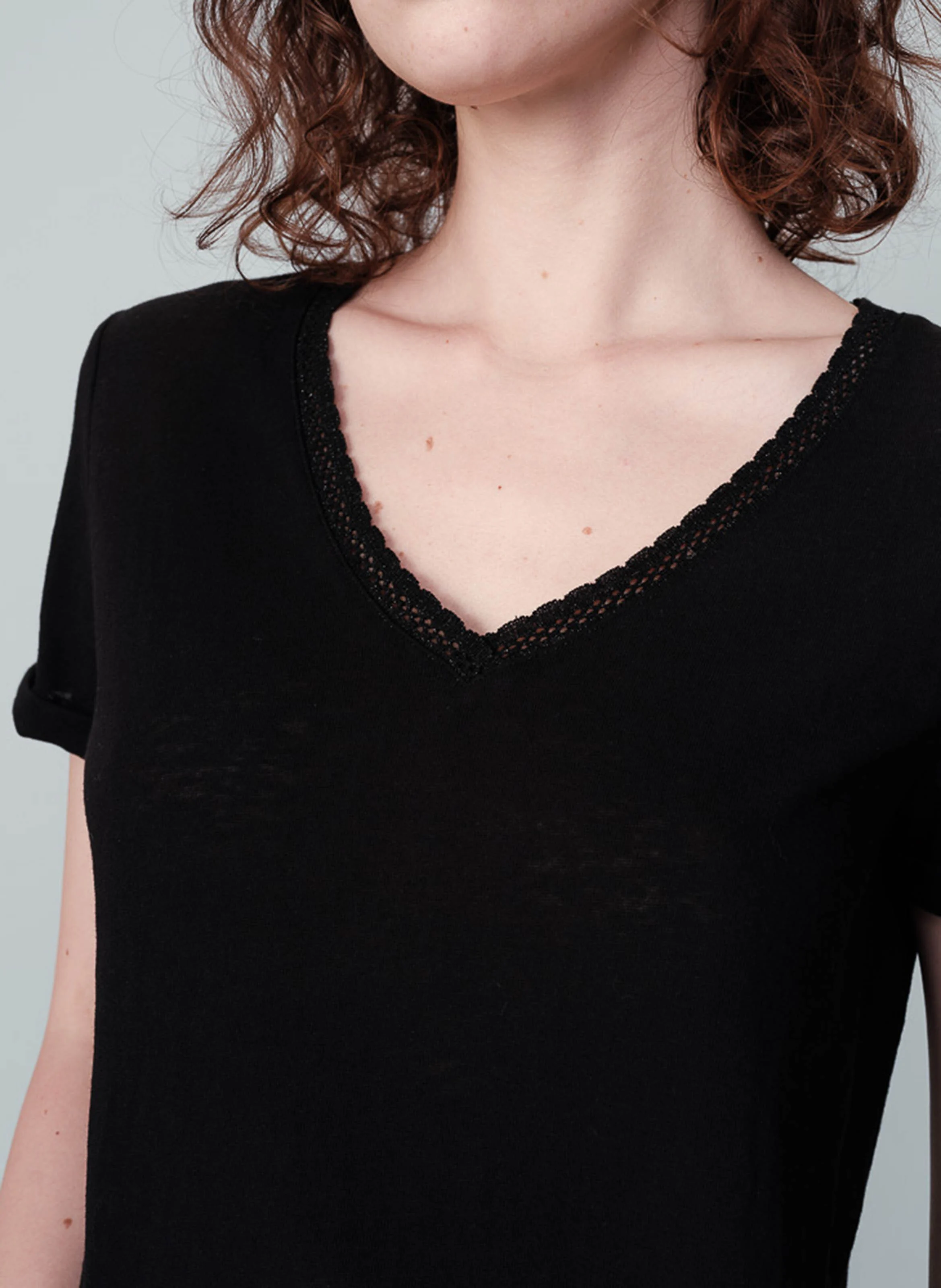 NOA - Tee-shirt col V droit en coton mélangé | Noir