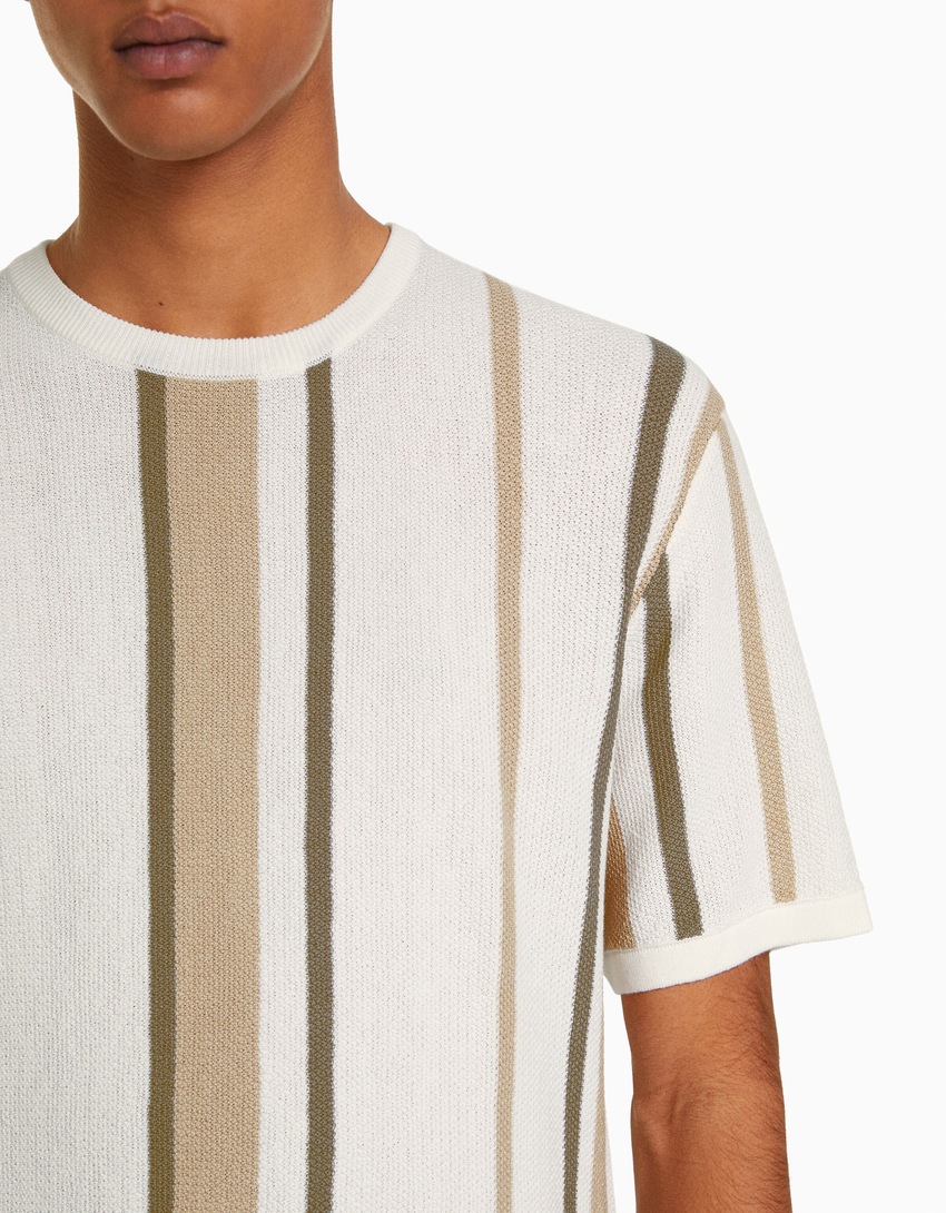 Camiseta de manga curta com estampa de listras verticais
