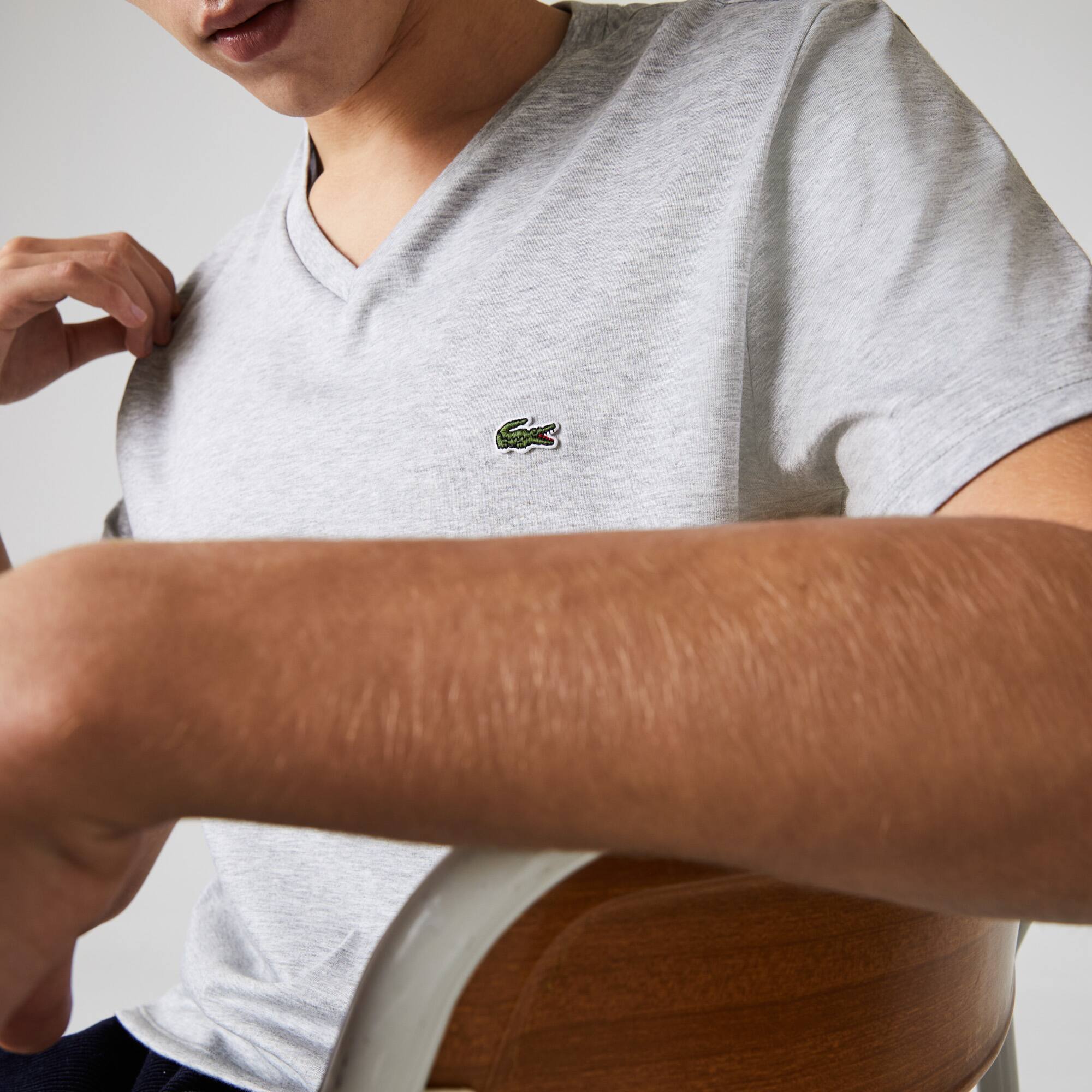 Herren-Shirt aus Pima-Baumwolljersey mit V-Ausschnitt T-Shirts - Grau - Lacoste - Herren