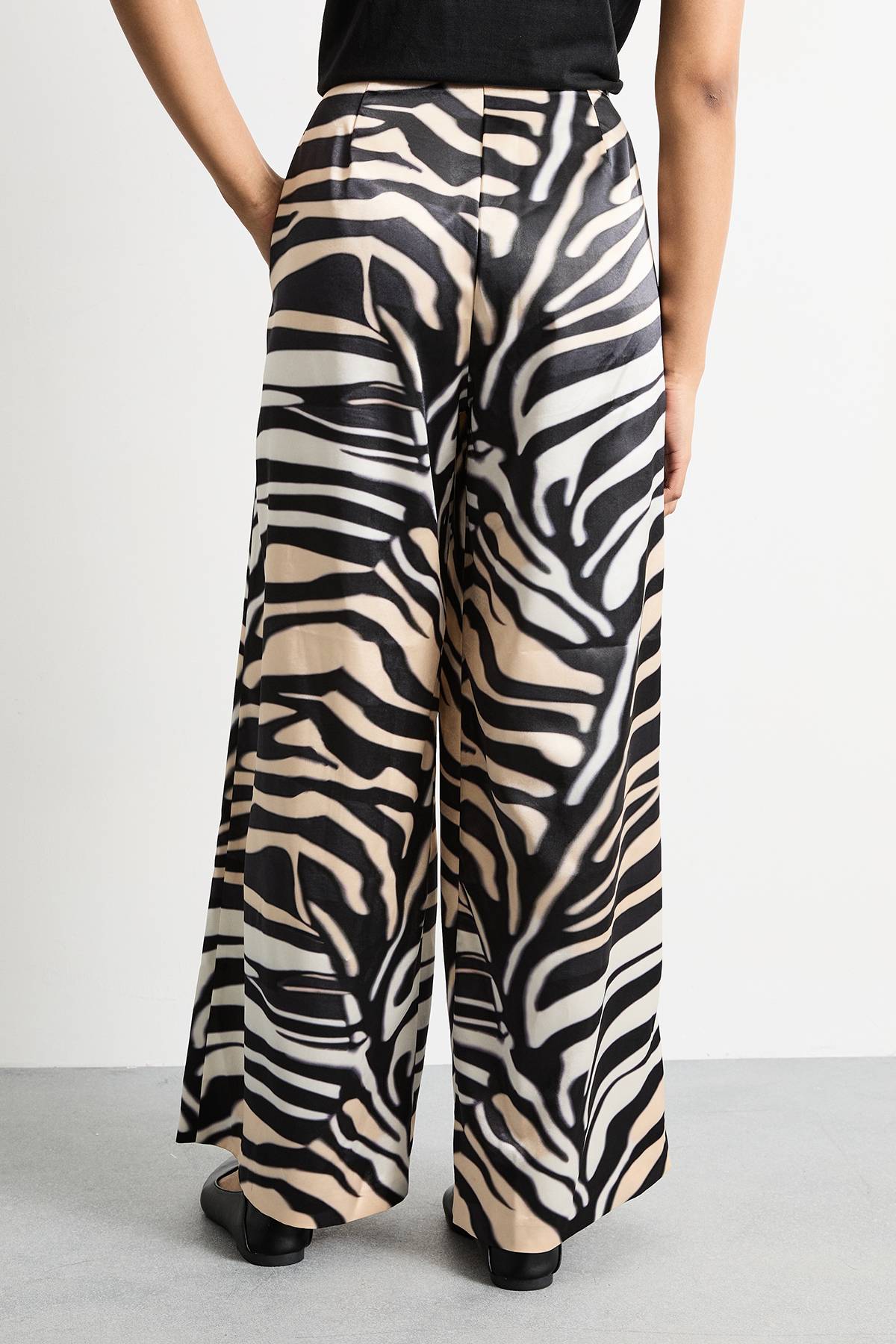 Warehouse Pantalon Tailleur en Satin Imprimé Zèbre