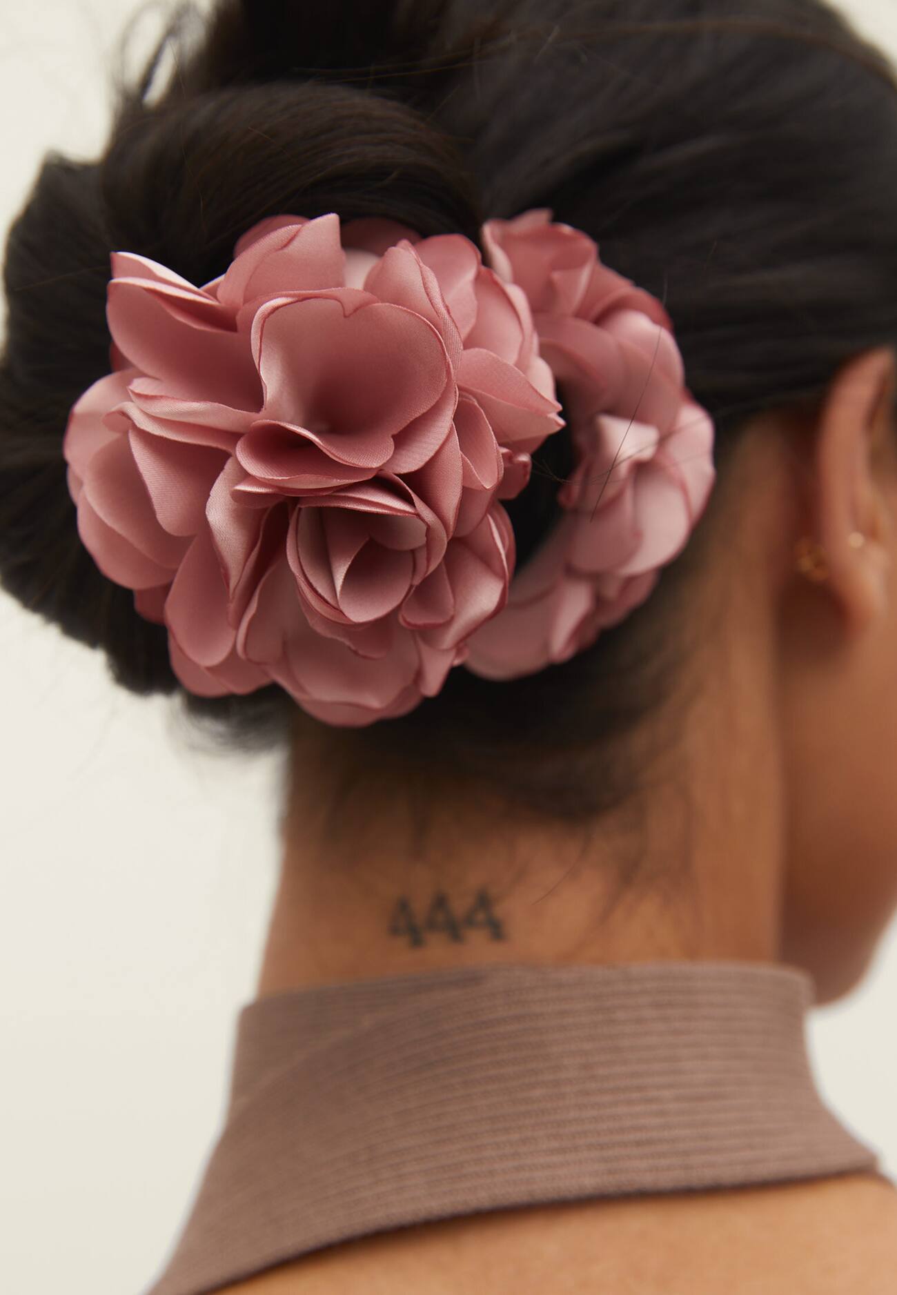 Presilha de cabelo com flor