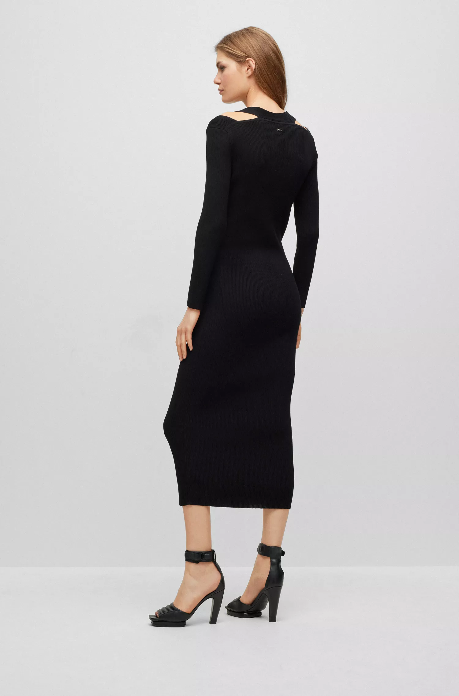 Vestido preto BOSS de manga comprida e corte justo com ombros vazados.