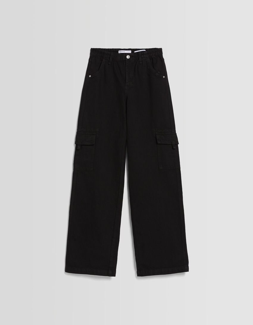 Calça cargo de sarja de corte reto com cós elástico.