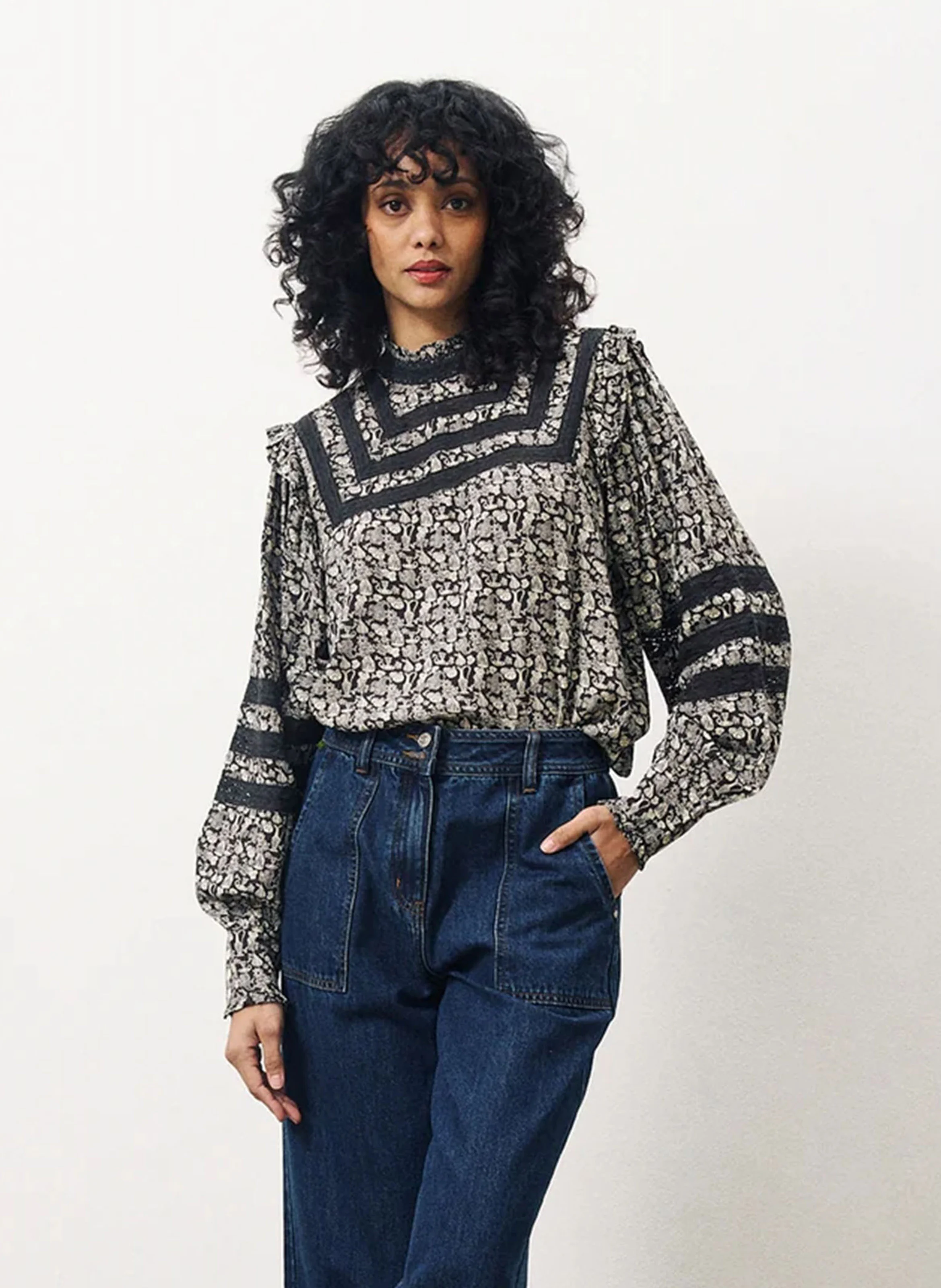 GYLIANE - Blouse droite col victorien imprimée | Multicolore