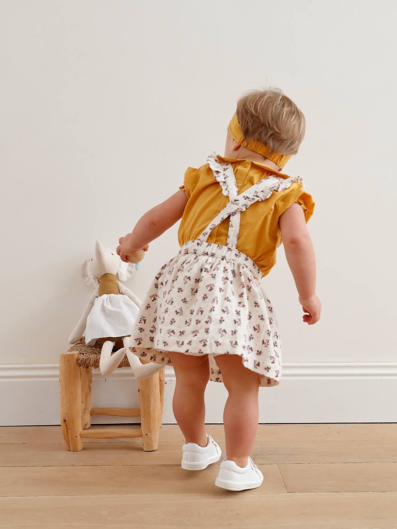 Tênis com fecho de velcro. Branco