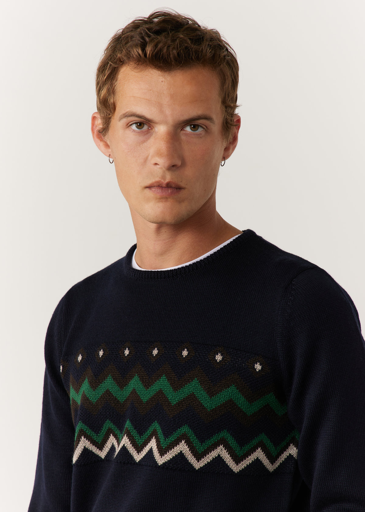 Pull col rond en laine Mérinos mélangée bleu nuit à motif fantaisie vert et gris
