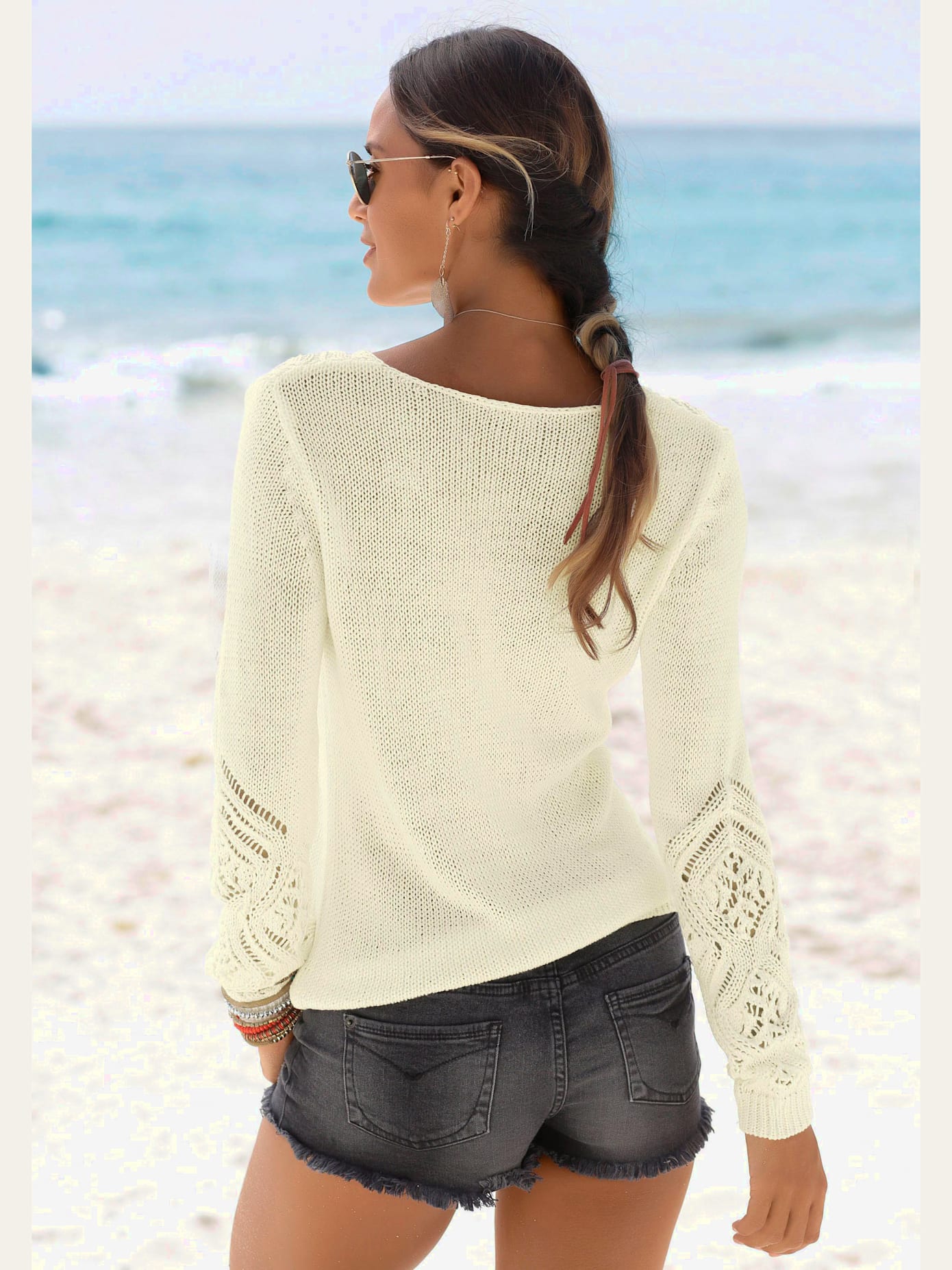 Pull de plage superbe motif ajouré à l'encolure et aux manches
