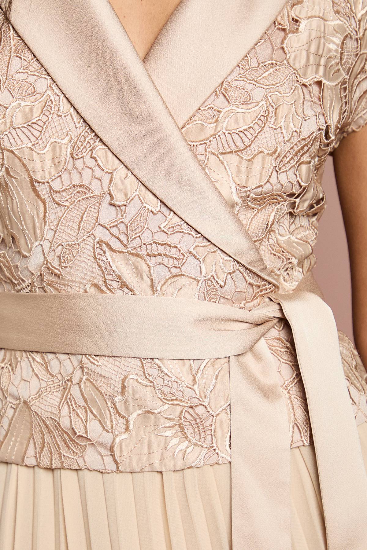Coast Robe Midi Smoking à Plis avec Haut Cache-Cœur en Dentelle